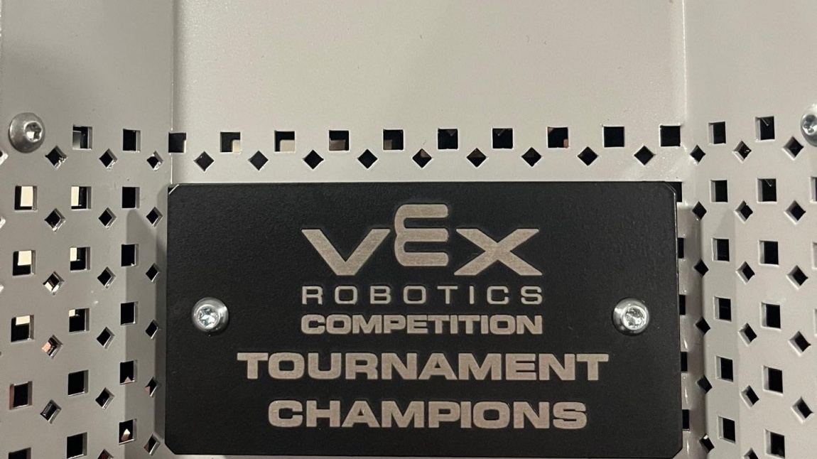 RobotIST, VEX Robotics Şampiyonluk Kupasını okulumuza getirdi.
