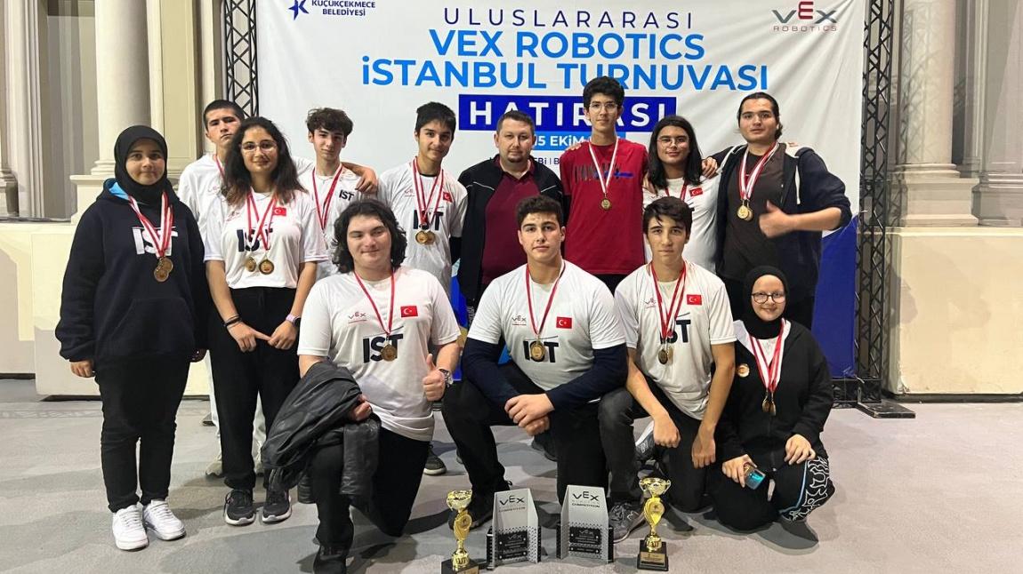 VEX “Excellence Ödülü “ ve “Robotskills Birincilik Ödülü” okulumuzda